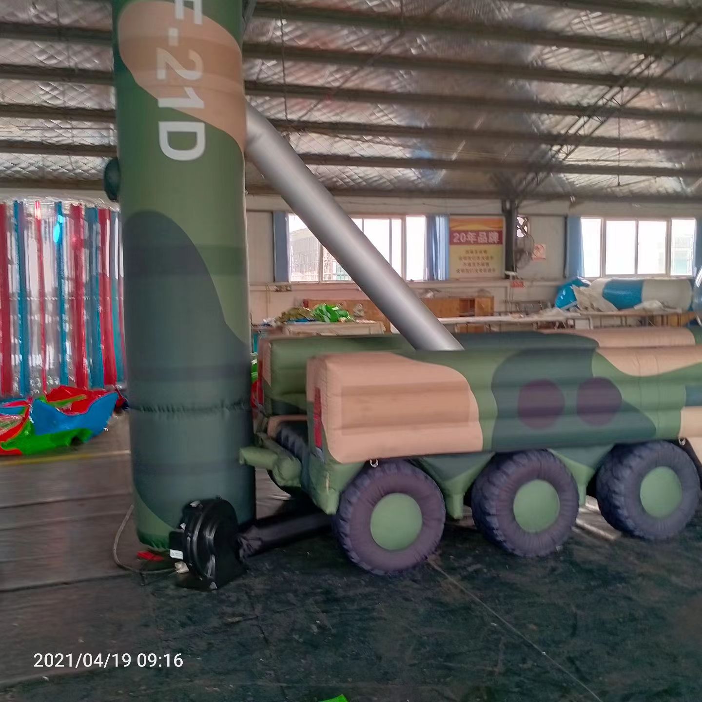 阿克苏军事演习中的充气目标车辆：模拟发射车雷达车坦克飞机
